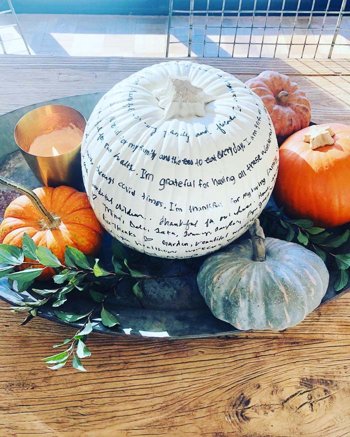 Painted Pumpkins on a Tray #diningtablecenterpiece #decorhomeideas