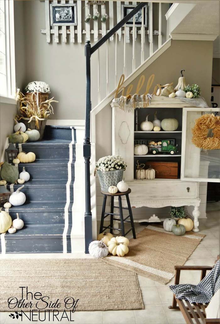 Picket Fence and Plenty of Pumpkins #fallfarmhousedecor #decorhomeideas