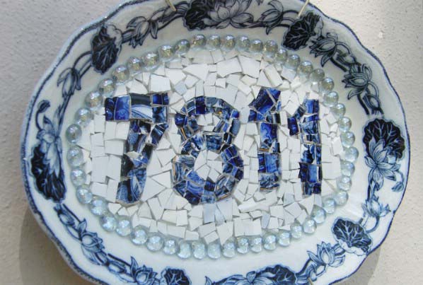 Repurposed Broken China Into House Number Display #brokenglassart #decorhomeideas