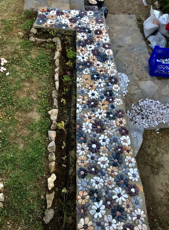 River Rock Garden Edge Embellishment #riverrocklandscaping #decorhomeideas