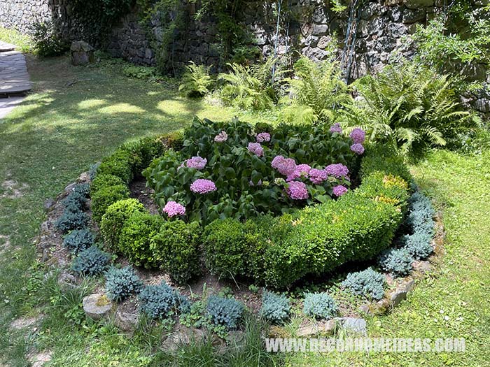 Round Flower Bed With Hydrangeas