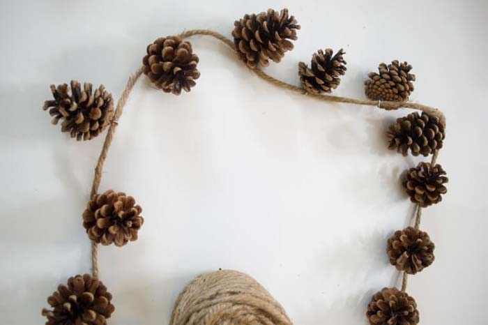 Rustic Pinecone and Twine Fall Garland #fallfarmhousedecor #decorhomeideas