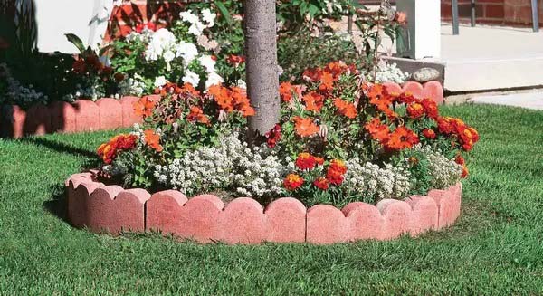 Scalloped Red Rock Edging #gardenedgingideas #decorhomeideas