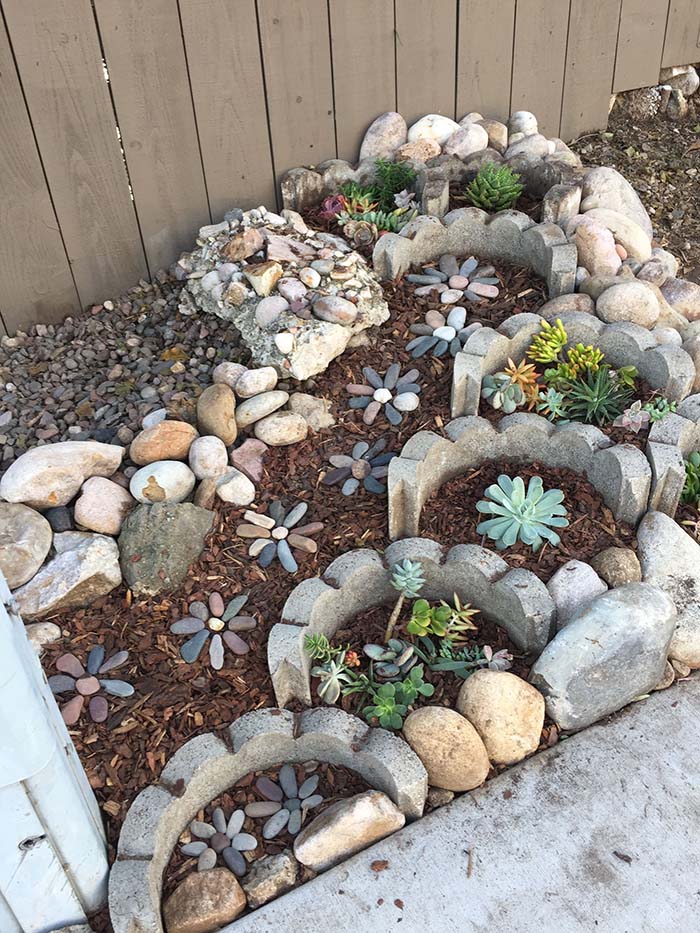 Small Garden Landcaping Idea With Stones #riverrocklandscaping #decorhomeideas