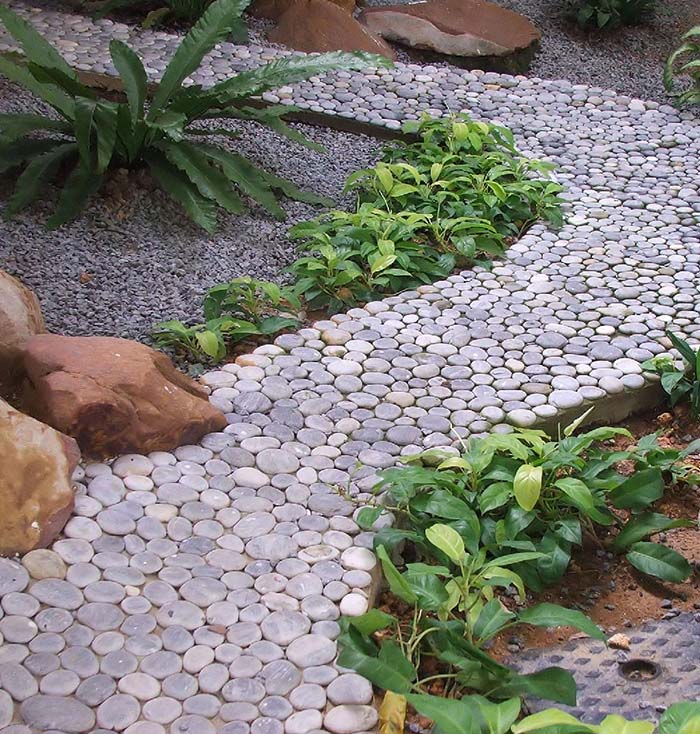 Small Pebbles Elevated Garden Walkway #riverrocklandscaping #decorhomeideas