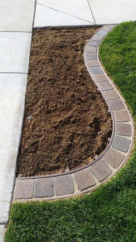 Square Pavers in a Curved Channel #gardenedgingideas #decorhomeideas