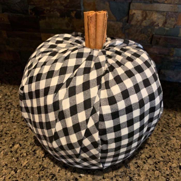 Stunning Buffalo Check Covered Pumpkins #buffalocheckfalldecor #decorhomeideas