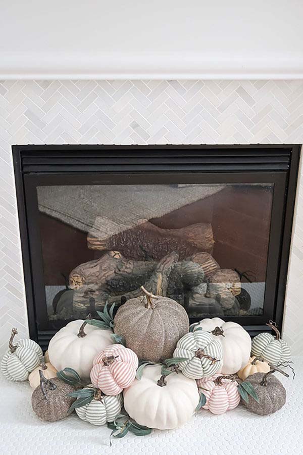 Textured, Smooth, and Striped Plethora of Pumpkins #fallfarmhousedecor #decorhomeideas