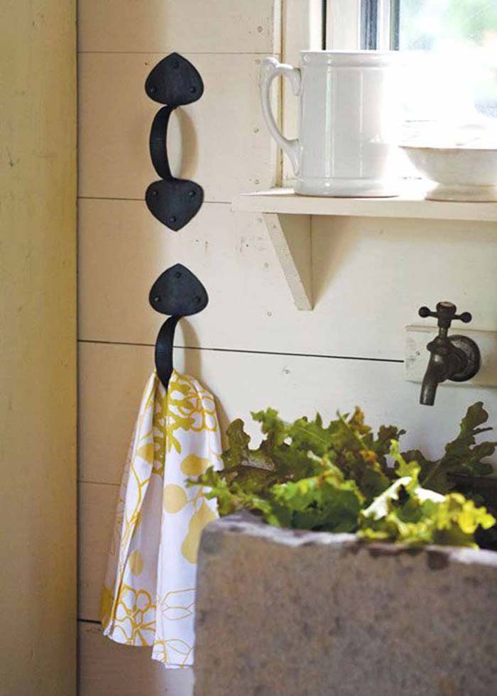 Towel Hooks Made from Vintage Iron Door Handles #vintage #storageideas #decorhomeideas