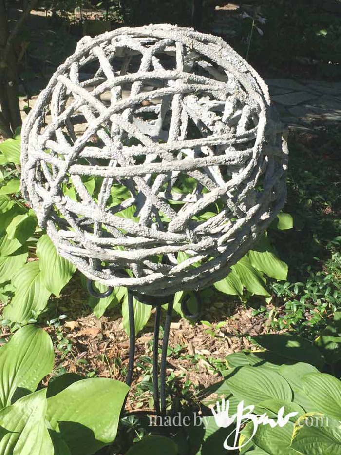 Trendy Concrete Garden Orb Decor #diycementprojects #decorhomeideas