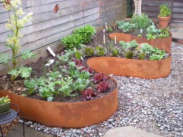 Vertical Metal Garden Bed Edging #gardenedgingideas #decorhomeideas