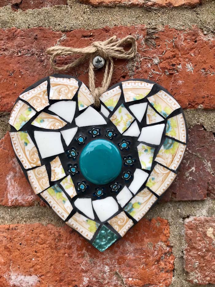 Vintage China Mosaic Heart #brokenglassart #decorhomeideas