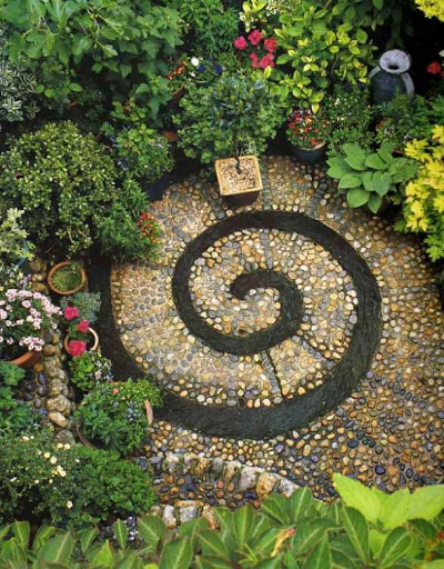 Walkway Mandala With Stones #riverrocklandscaping #decorhomeideas