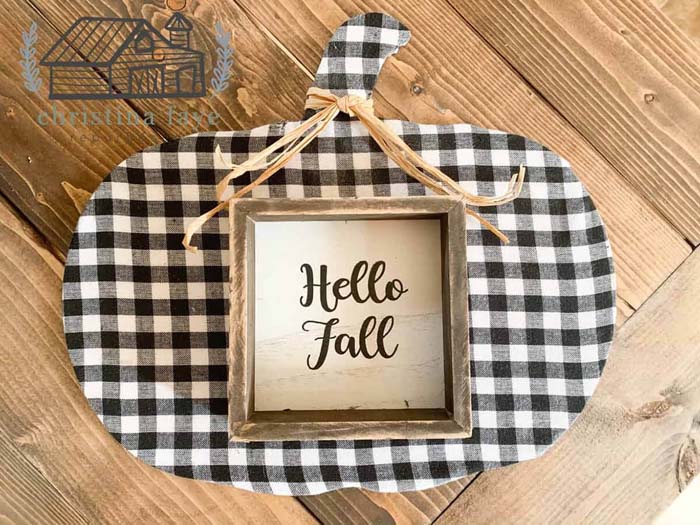 Warm and Welcoming Pumpkin Design #buffalocheckfalldecor #decorhomeideas