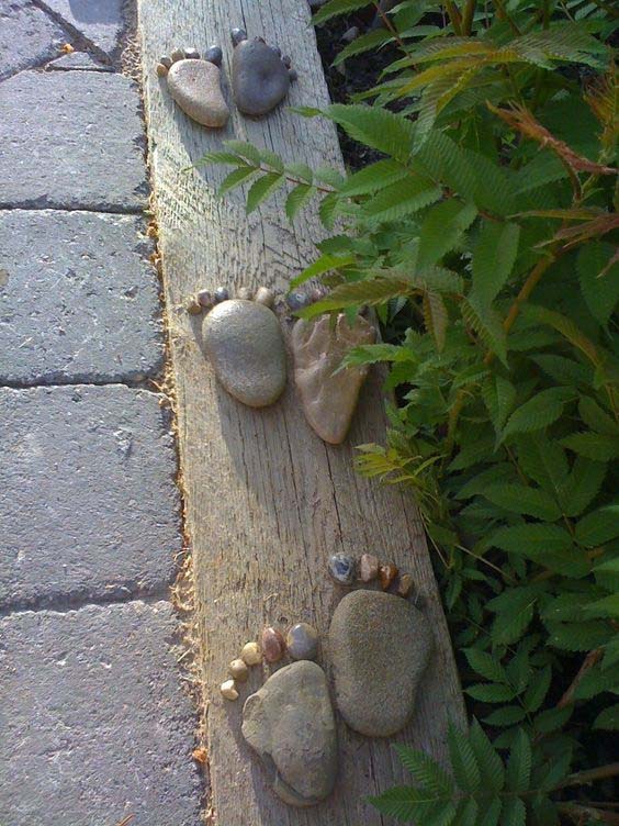 Wood and Stone Footprints #gardenedgingideas #decorhomeideas