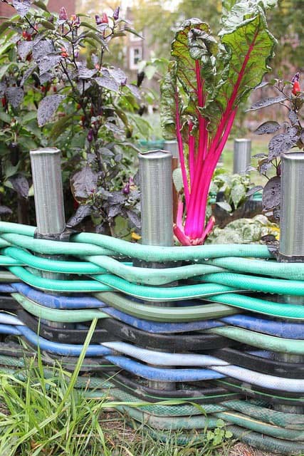 Woven Garden Hose Edging #gardenedgingideas #decorhomeideas