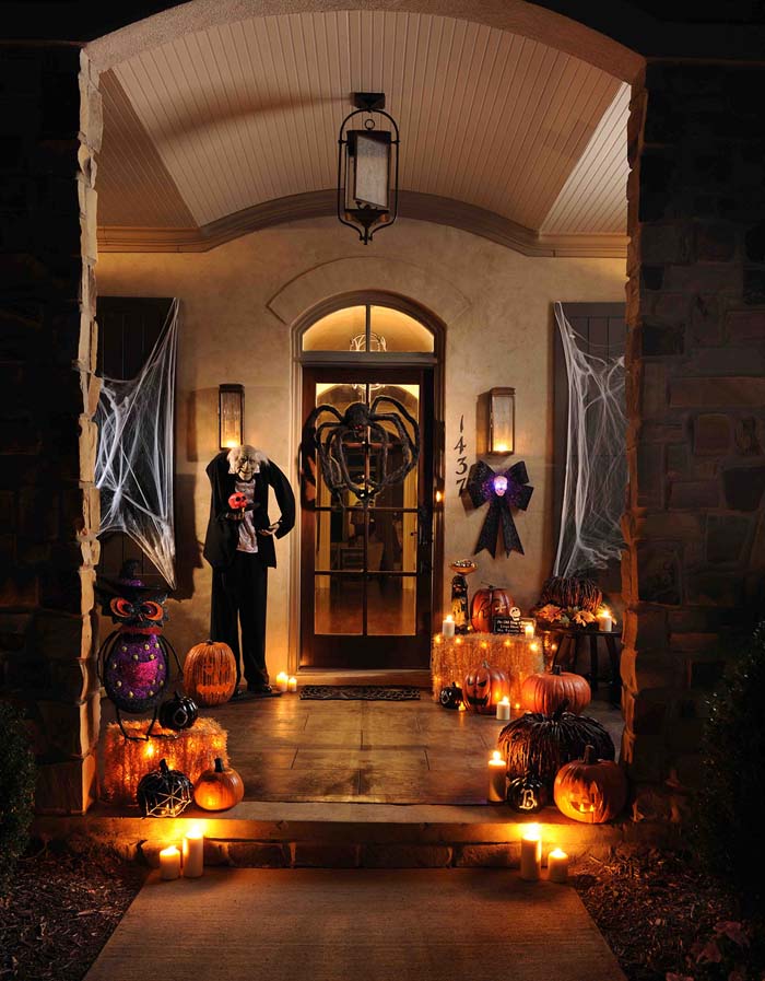 2. An Almost Peaceful Halloween Setting #frontporch #halloween #decorhomeideas