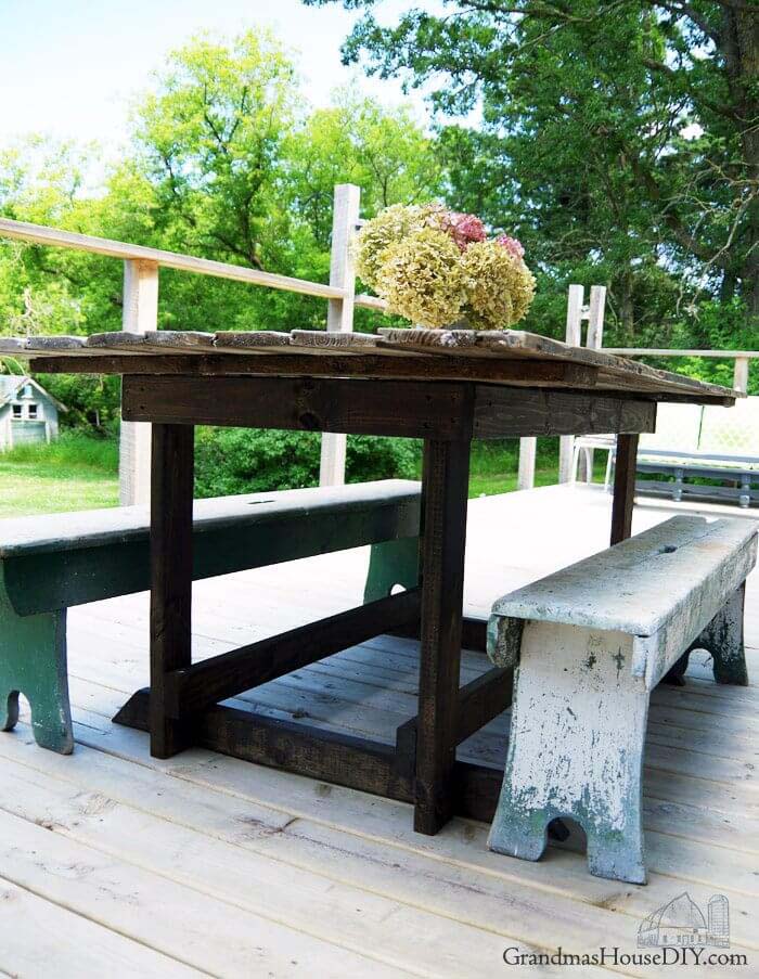 Barn Door Repurposed into Outdoor Table #repurpose #olddoors #decorhomeideas