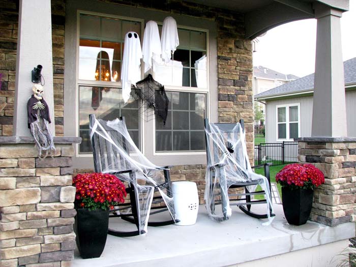 6. A Black and White Halloween #frontporch #halloween #decorhomeideas