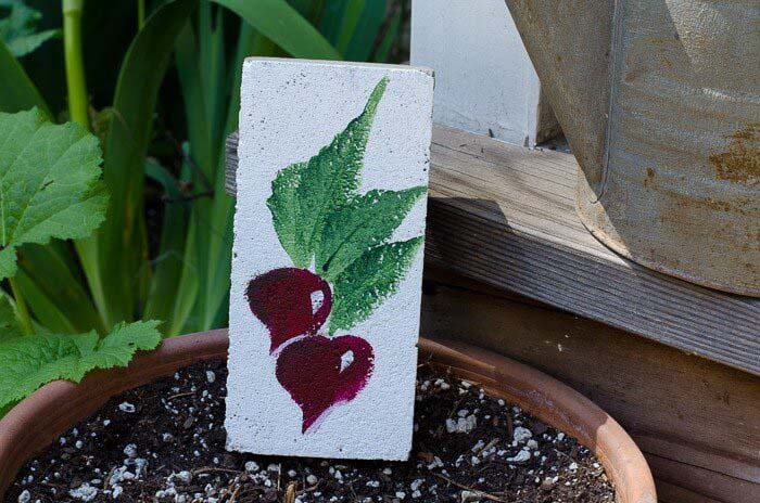 Customized Hand-Painted Garden Markers #oldbrickideas #decorhomeideas