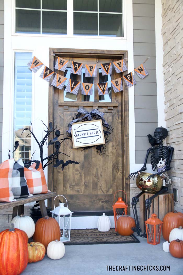 10. Cute, Spooky and Pumpkin Plaid Halloween Porch #frontporch #halloween #decorhomeideas