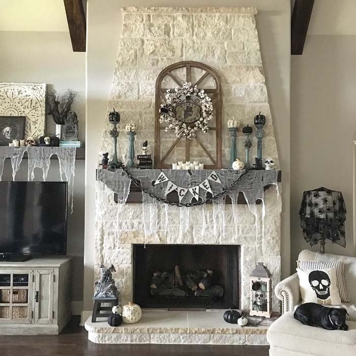 Farmhouse Halloween Mantel Decor #farmhouse #halloween #decorhomeideas