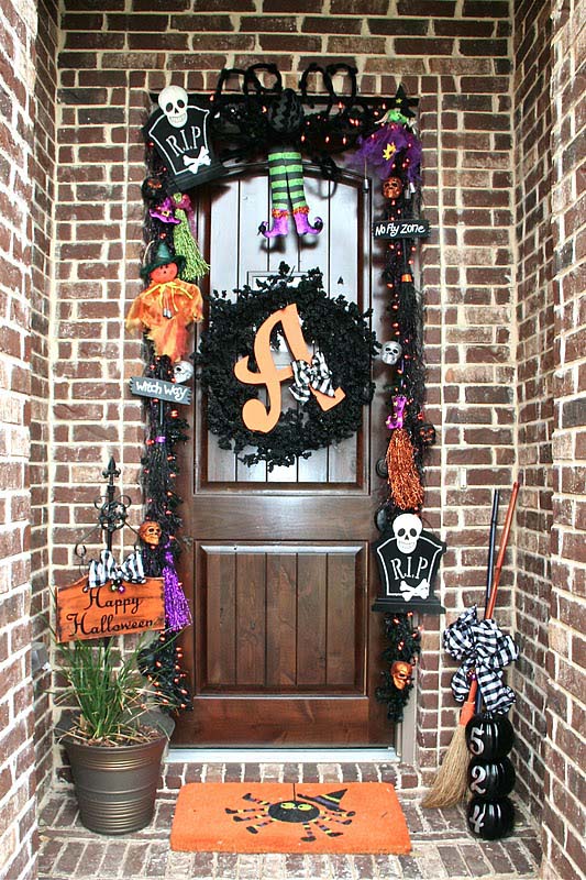 15. A Garland of Critters #frontporch #halloween #decorhomeideas