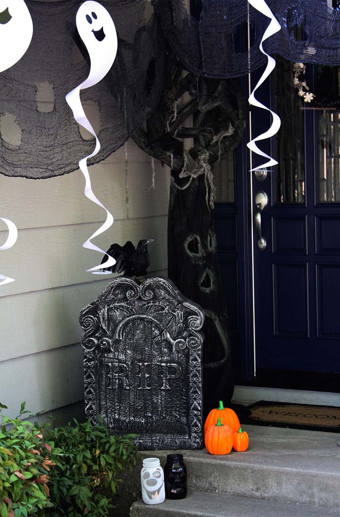 16. Ghosts in a Graveyard #frontporch #halloween #decorhomeideas