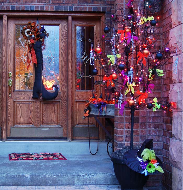 22. A Halloween Tree #frontporch #halloween #decorhomeideas