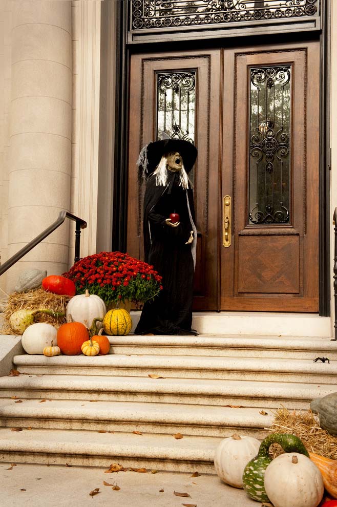 25. Have an Apple - It's Not Poisonous #frontporch #halloween #decorhomeideas