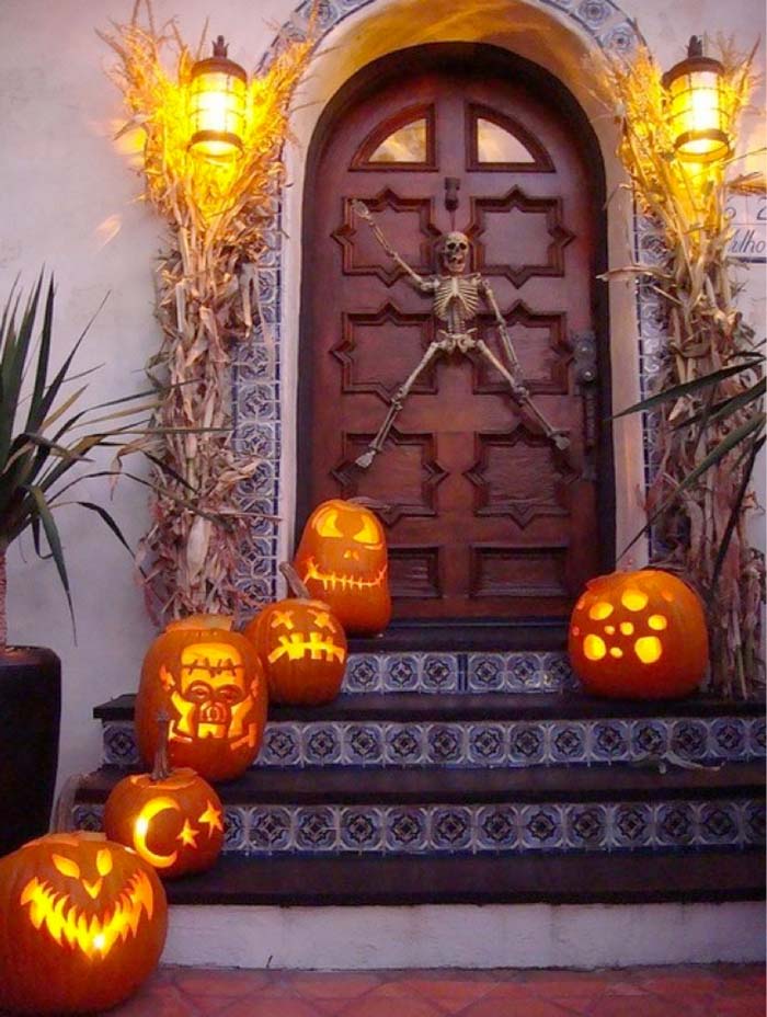 29. A Jack-O-Lantern Festival #frontporch #halloween #decorhomeideas