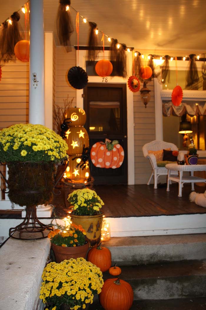 32. Multi-Layered Halloween Decoration #frontporch #halloween #decorhomeideas