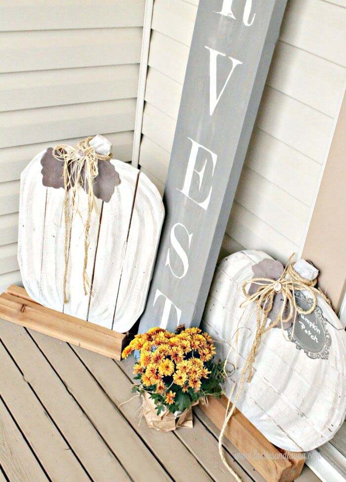 23. Neutral Painted Wooden Pallet Pumpkin Porch Decorations #rusticfall #decorhomeideas