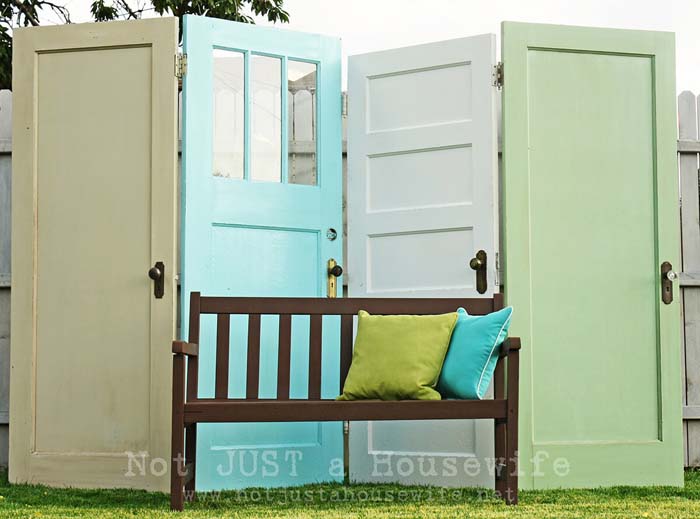 Outdoor Privacy Screen Using Old Doors #repurpose #olddoors #decorhomeideas