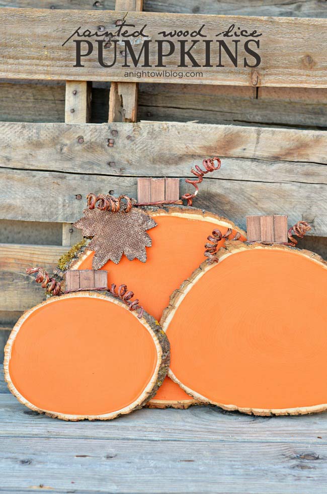 25. Painted Wood Slice Pumpkins #rusticfall #decorhomeideas