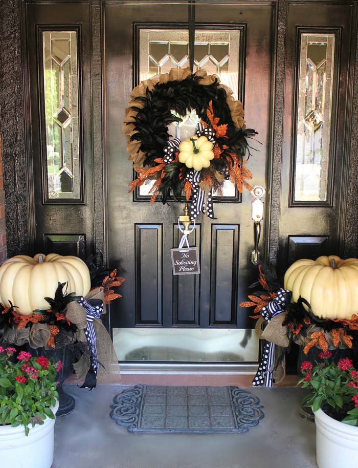 40. A Refined Halloween Decoration #frontporch #halloween #decorhomeideas