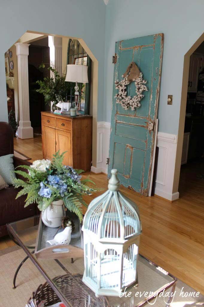 Rustic Decorative Door with Wreath #repurpose #olddoors #decorhomeideas