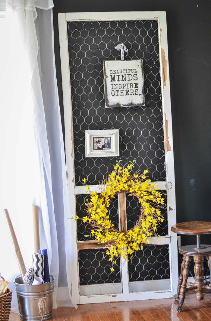 Screen Door with Chicken Wire Display Stand #repurpose #olddoors #decorhomeideas