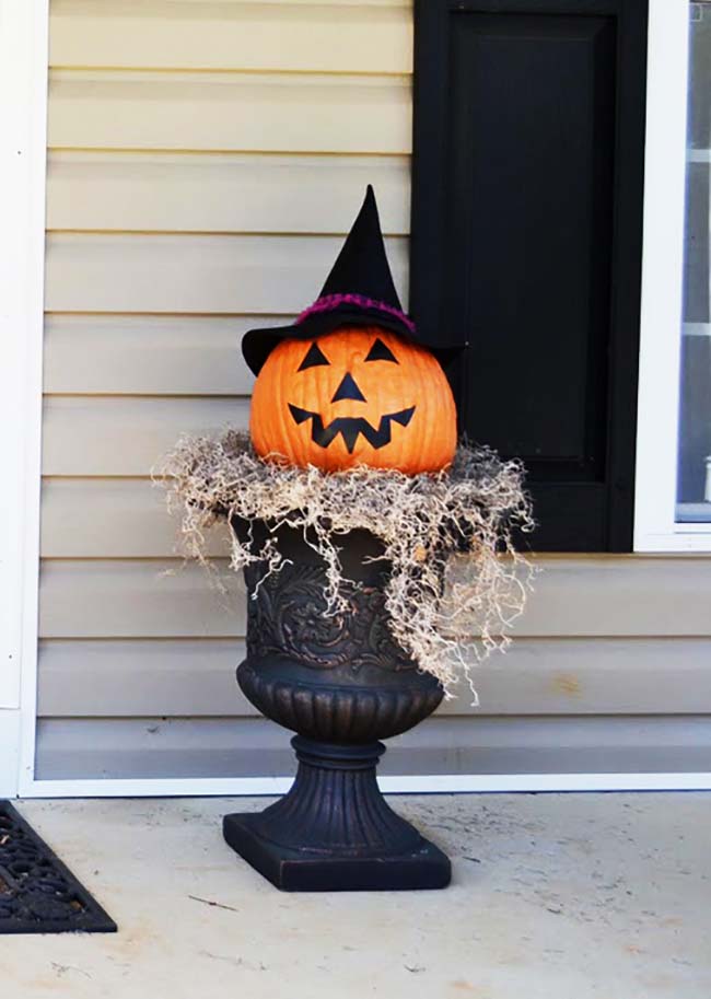 46. A Simple Halloween Statement #frontporch #halloween #decorhomeideas