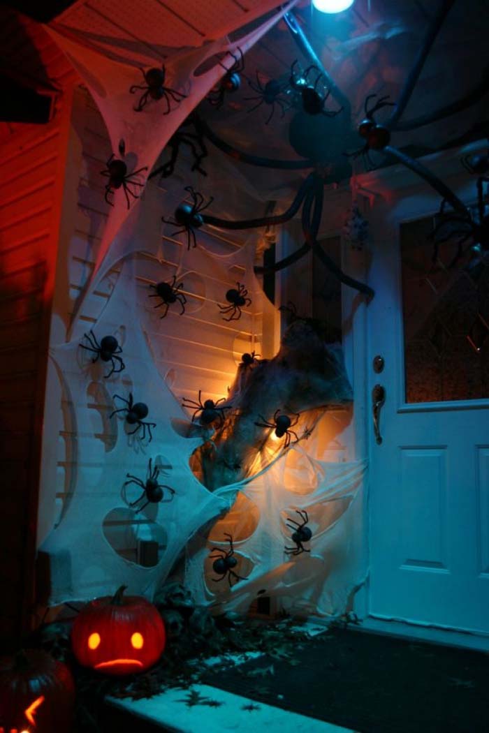 56. The Creepy-Crawly Home #frontporch #halloween #decorhomeideas