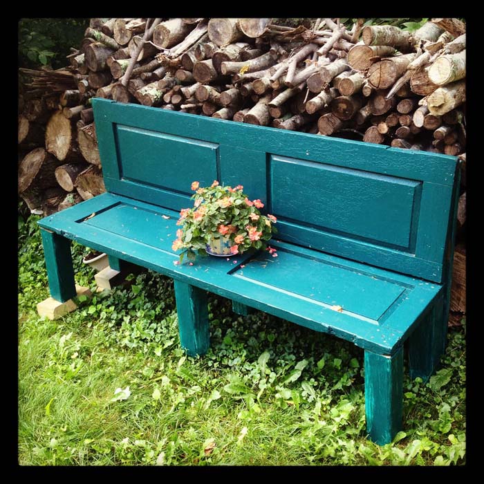 Upcycled Wooden Door Bench DIY #repurpose #olddoors #decorhomeideas