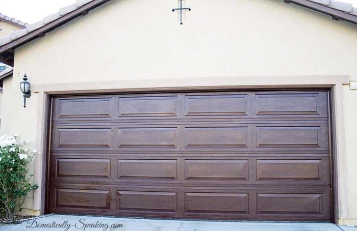 $20 DIY Garage Door Makeover #cheap #landscaping #decorhomeideas