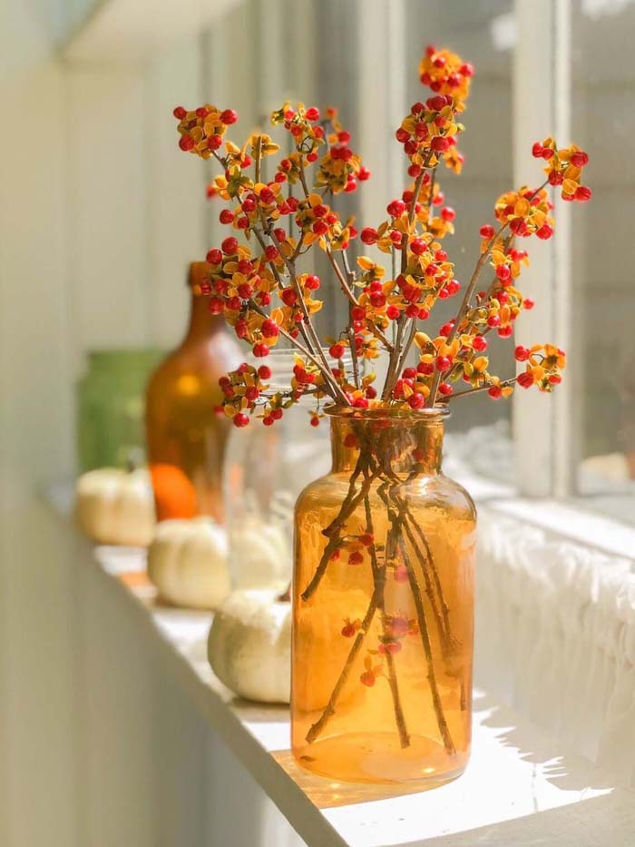 1. Amber Glass Vase of Fresh Picked Bittersweet #thanksgiving #decor #decorhomeideas