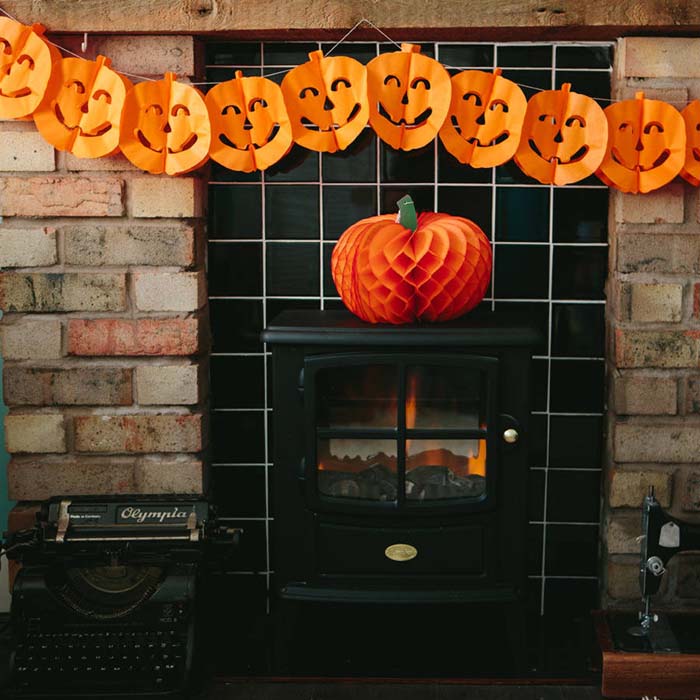 7. Banners of Pumpkins #halloween #party #decor #decorhomeideas