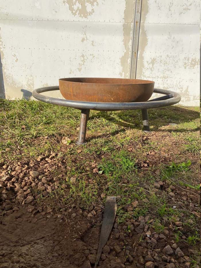 8. Cool Fire Pit Bowl with Footrest #metalfirepit #decorhomeideas