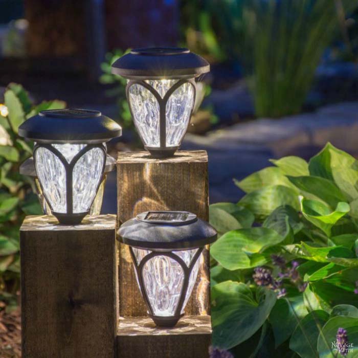 DIY Cedar Cube Landscape Lights #cheap #landscaping #decorhomeideas