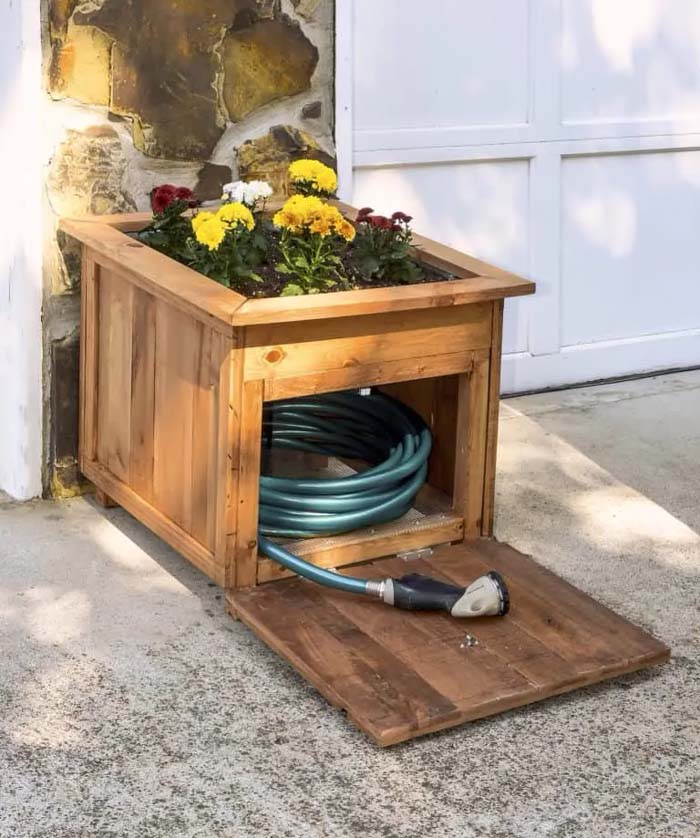 DIY Pallet Wood Hose Holder with Planter #cheap #landscaping #decorhomeideas