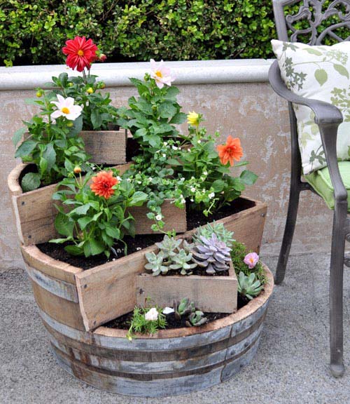 Plantador de barril reciclado DIY #barato #paisagismo #decorhomeideas