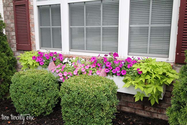 DIY Window Box Tutorial #cheap #landscaping #decorhomeideas