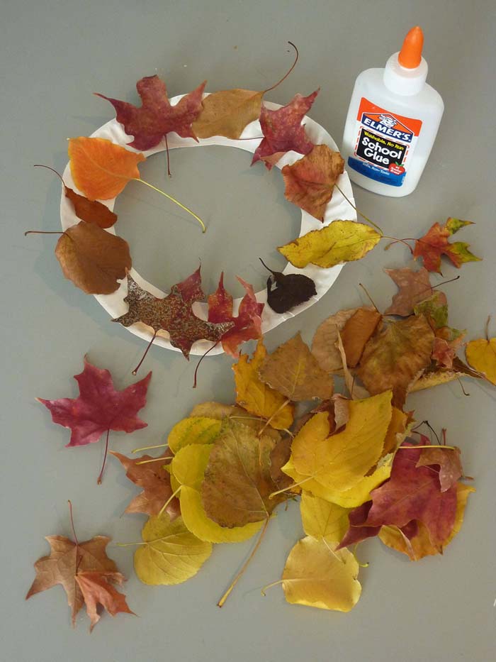10. Easy Enough for Kids Leaf Wreath Craft #fall #leaf #crafts #decorhomeideas